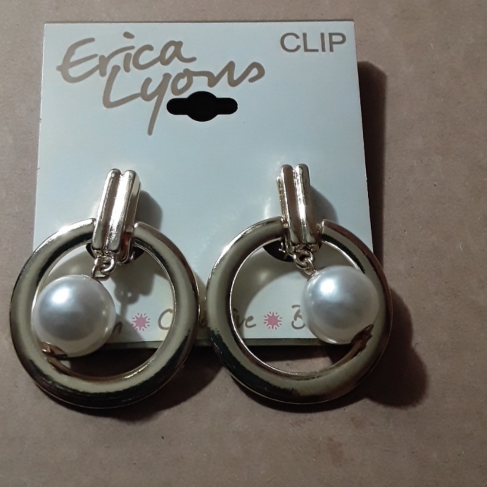 Women's NWT Erica Lyons Earrings